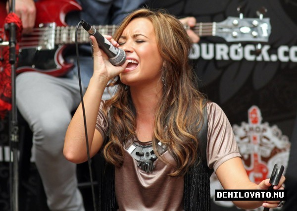 18290521_PJSASOOGX - Demi Lovato Shop Til You Rock Event in California 2010