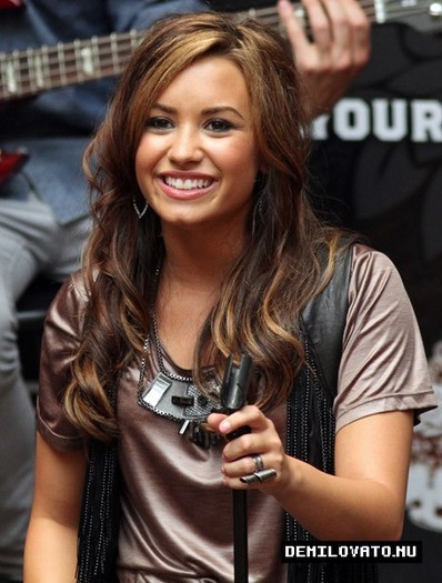 18290523_AXANMGLUM - Demi Lovato Shop Til You Rock Event in California 2010