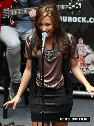 18290542_JNVWZSEWW - Demi Lovato Shop Til You Rock Event in California 2010