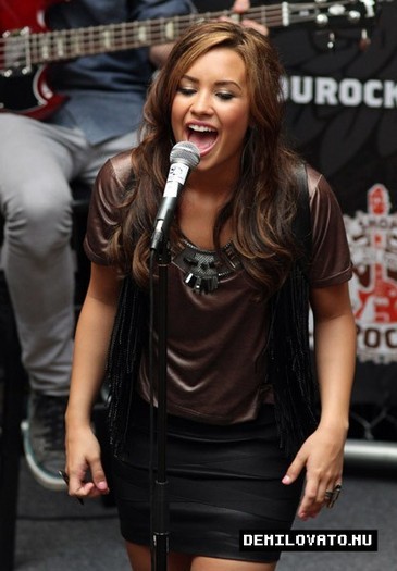 18290563_INXNRDKHI - Demi Lovato Shop Til You Rock Event in California 2010
