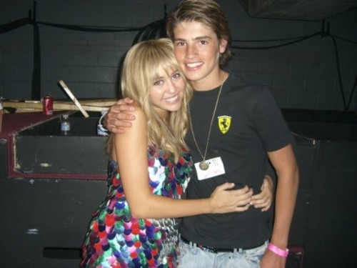 miley_cyrus_dating_gregg_sulkin_1-500x375