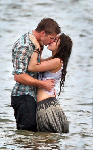 miley-cyrus-kissing-co-star-the-last-song-set-picture - miley cool cool cool
