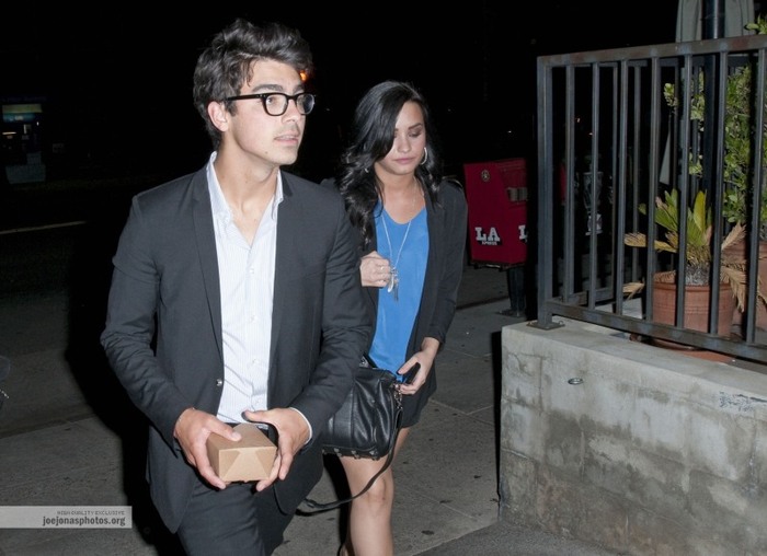 m8pqwx - Demi Lovato and Joe Jonas With Nick Jonas and Nicole Anderson