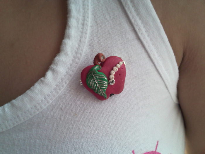 n NR.5 PRET 15 LEI; BROSA MAR ROSU DIN FIMO
