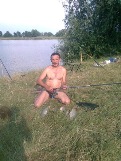 Imagine0416; In vreme ce albinele culeg...Gazda se destinde la balta...
