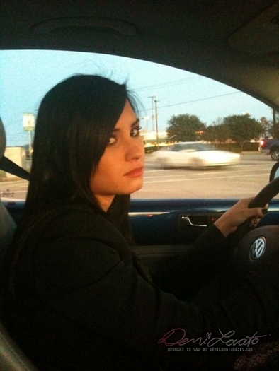 18243782_EHUEWUVLI - Demi Lovato in her car
