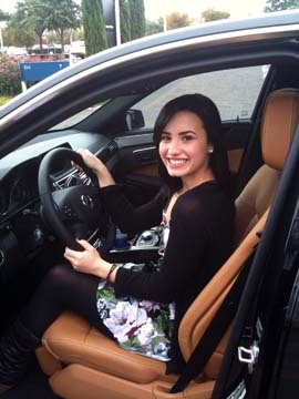 demimb1a - Demi Lovato in her car