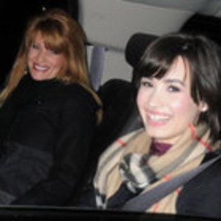 did_demi_lovato_s_mom_leak_her_daughter_s_love_lif - Demi Lovato in her car