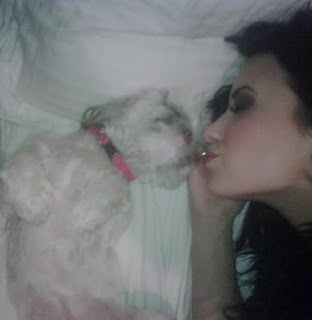 demi-dog-love - Demi Lovato kiss a dog