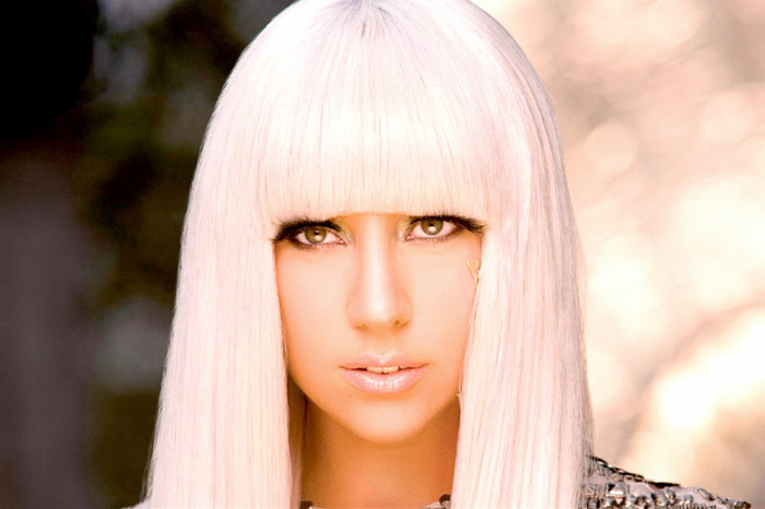 02009050-photo-lady-gaga-dans-le-clip-de-poker-face