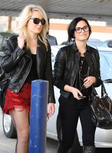 demi-lovato-big-bobs%2520(6)