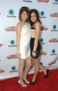 Selena Gomez si Demi Lovato