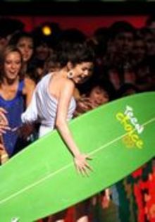 Selena Gomez cu o placa de sarf in mana