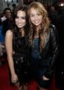 Demi Lovato si Miley Cyruns - Demi Lovato