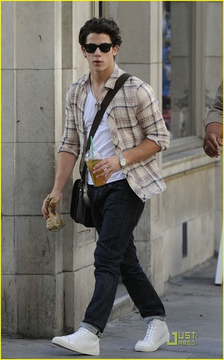 Starbucks-London-19-7-nick-jonas-14013345-760-1222