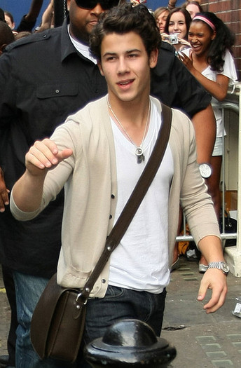 Nick+Jonas+arrives+theater+dI0UpordXjMl - Arrives Theatre