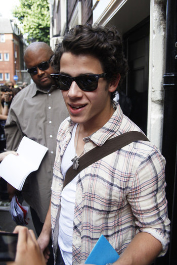 Nick+Jonas+greets+fans+outside+London+Queen+2xX79RFOgzVl - Greet fans