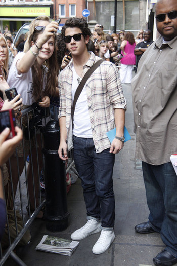 Nick+Jonas+greets+fans+outside+London+Queen+HiWRh8B1eFUl - Greet fans