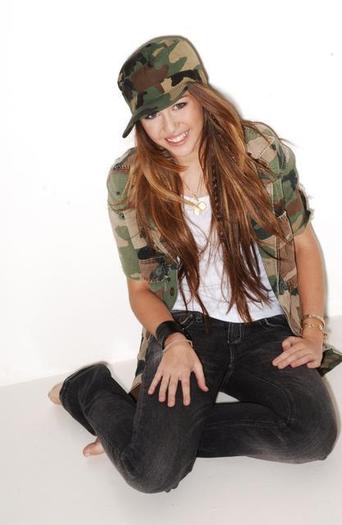 Miley Cyrus (18) - Un album pentru DOUAMISSFANECYRUS
