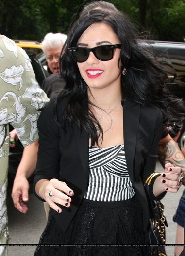 17669081_ICMFMAGOU - Demi Lovato Arriving at hotel in New York City 3