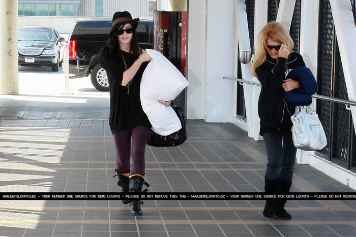 17669432_SRGWHCEIM - Demi Lovato Arriving at LAX Airport