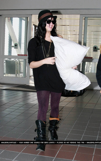 17669435_QRFIKUANN - Demi Lovato Arriving at LAX Airport