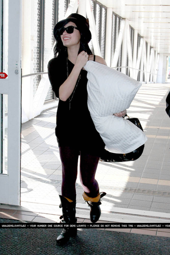 17669437_UUXJNOPJV - Demi Lovato Arriving at LAX Airport