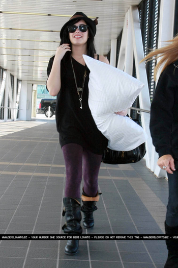 17669439_RODEKXUVC - Demi Lovato Arriving at LAX Airport