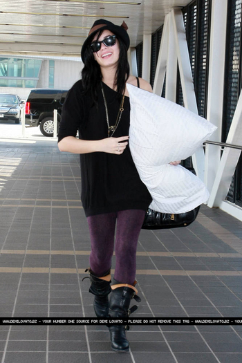 17669443_SMQSDIXLT - Demi Lovato Arriving at LAX Airport