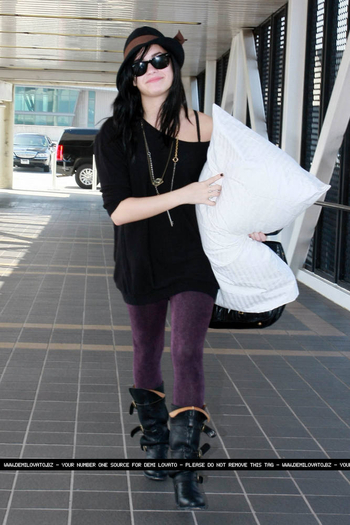 17669448_SLHFGCDPP - Demi Lovato Arriving at LAX Airport