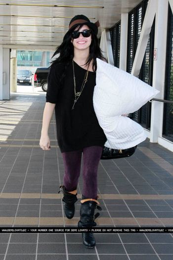 17669452_REZNWNQAX - Demi Lovato Arriving at LAX Airport