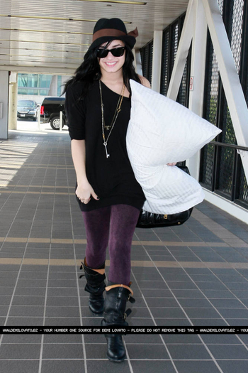 17669456_OUSQMFHFI - Demi Lovato Arriving at LAX Airport