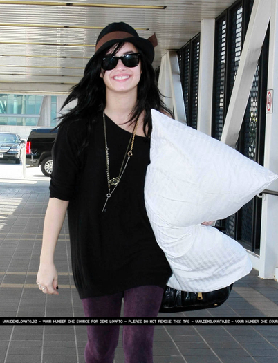 17669457_QCTJUFRAM - Demi Lovato Arriving at LAX Airport