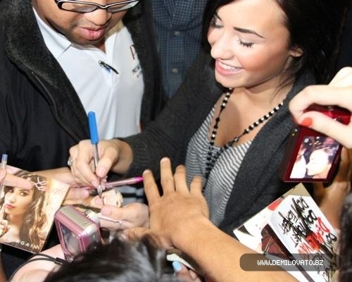  - Demi Lovato Arriving in Brazil