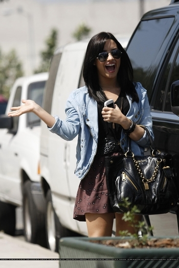 17559655_JIXCWVIKP - Demi Lovato Arriving to a recording studio in North Hollywood