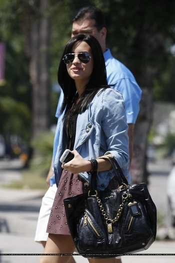 17559675_JIQFRYCUV - Demi Lovato Arriving to a recording studio in North Hollywood