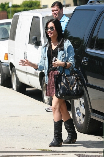 17559811_GSDNEMPLS - Demi Lovato Arriving to a recording studio in North Hollywood