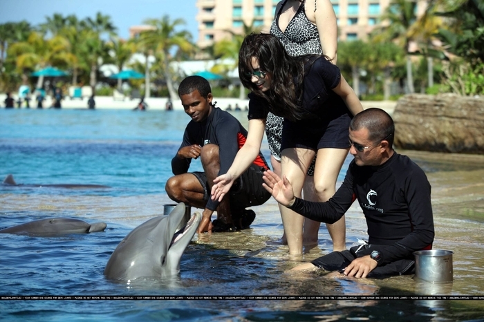 17388609_LTIPAFSNC - Demi Lovato At Atlantis in Paradise Island