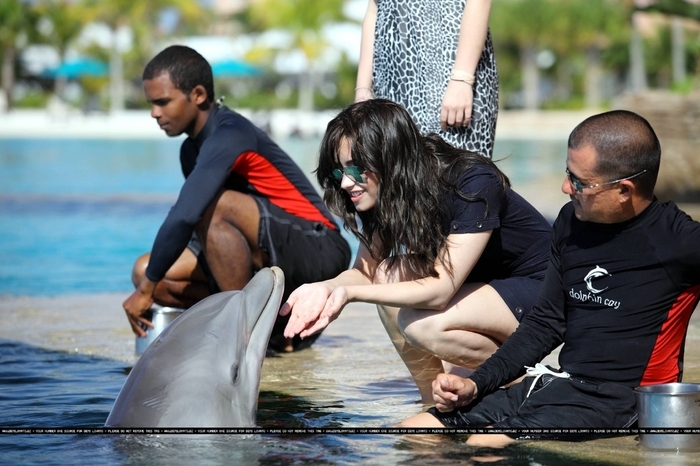 17388612_HBQWMWBPL - Demi Lovato At Atlantis in Paradise Island