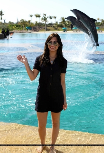 17388624_OJHZAJMNG - Demi Lovato At Atlantis in Paradise Island