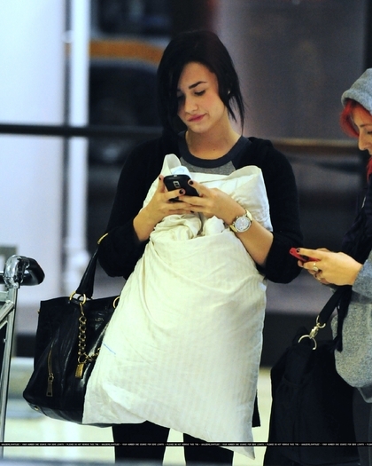 17670572_QOFIMRCJL - Demi Lovato At LAX Airport