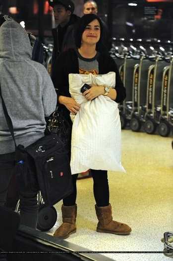 17670579_TRQVCTJCI - Demi Lovato At LAX Airport