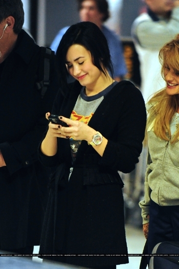 17670590_TCJBAROIR - Demi Lovato At LAX Airport