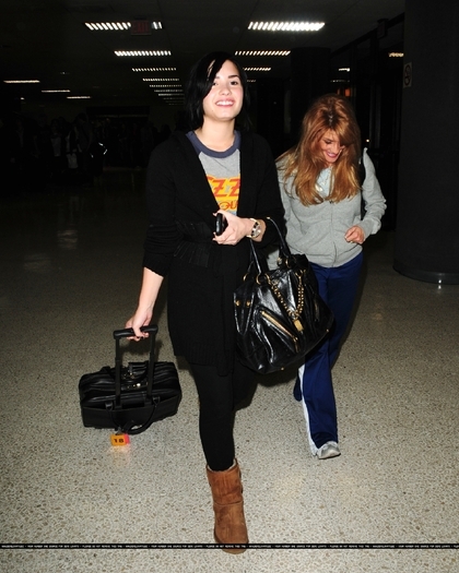 17670601_ZSNFLQPMQ - Demi Lovato At LAX Airport