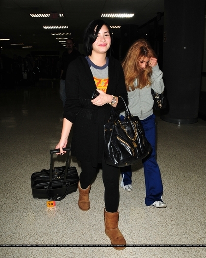 17670604_HAZYUVSFZ - Demi Lovato At LAX Airport