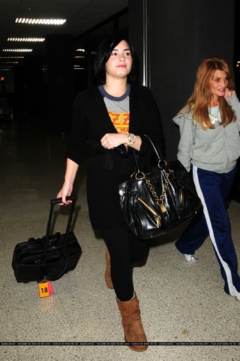 17670626_SVGICHIBC - Demi Lovato At LAX Airport