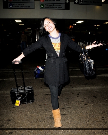 17670638_DUIDIBGNZ - Demi Lovato At LAX Airport