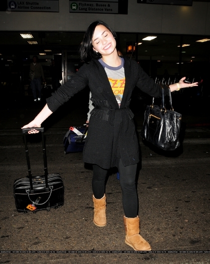 17670651_VKFSEGISH - Demi Lovato At LAX Airport