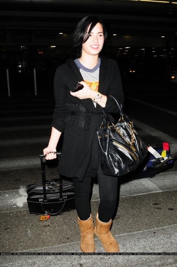 17670670_LTFLOPRHT - Demi Lovato At LAX Airport