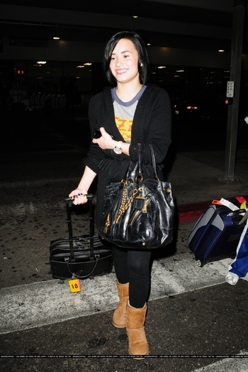 17670678_YPMFGITRW - Demi Lovato At LAX Airport